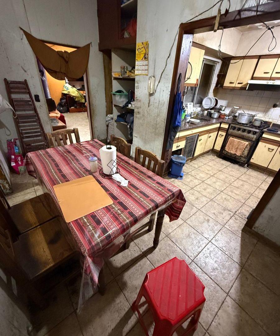 Foto de VENTA. Casa 5 ambientes c/cochera. A mejorar. Lote 8,66 x 20mts. VILLA, imagen 5