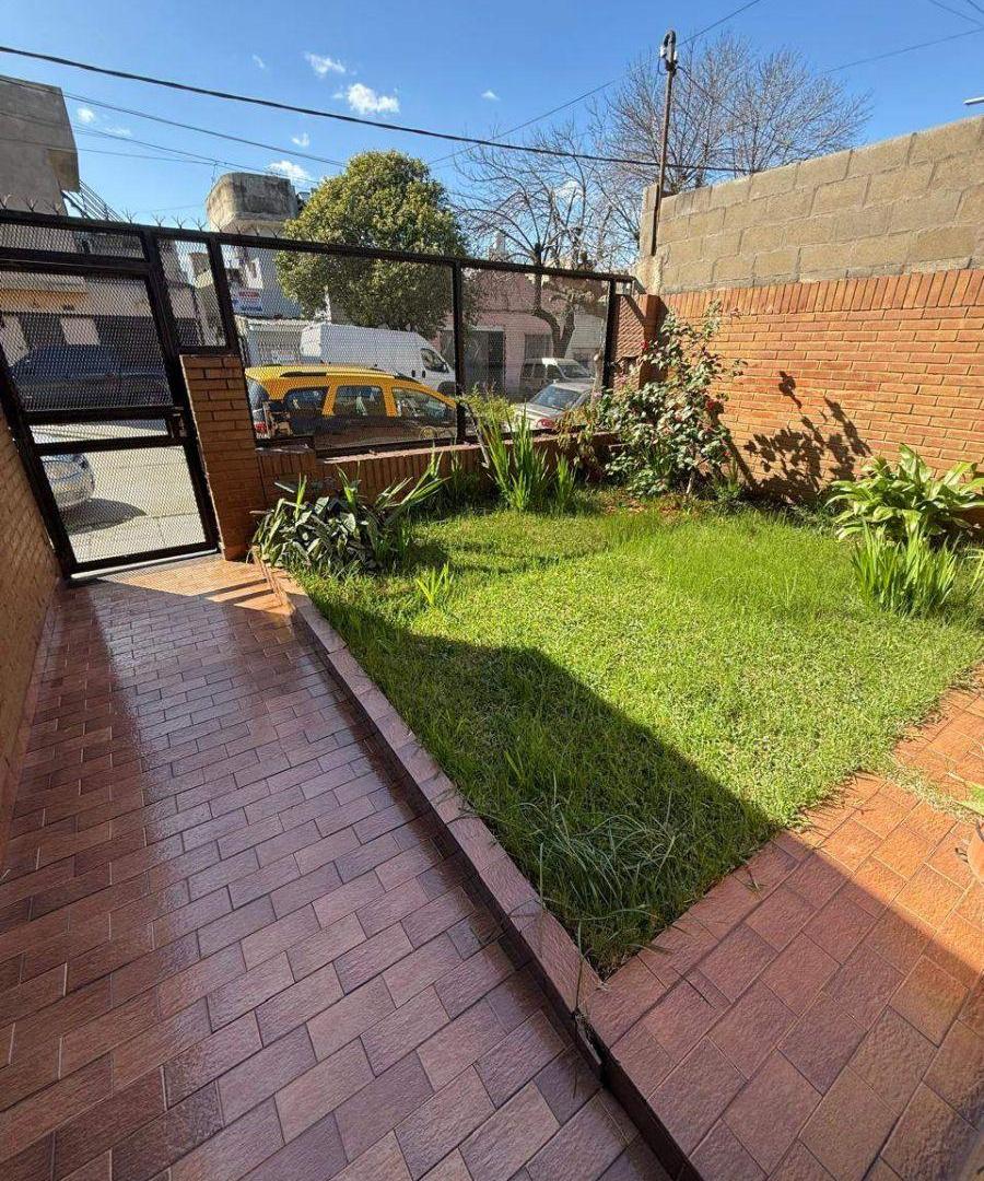 Foto de VENTA!!! Casa 3 ambientes. Con cochera y patio. Lote 8.66 x 19mts, imagen 4