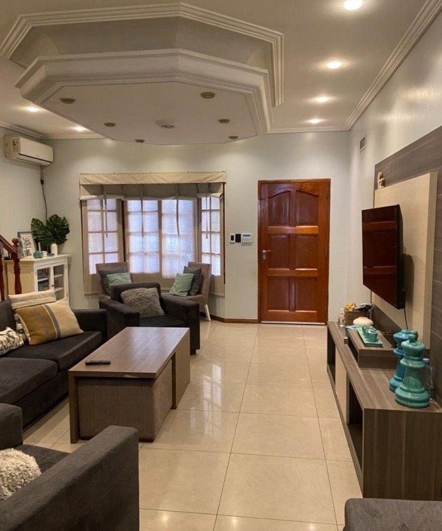 Foto de VENTA. Casa 6 ambientes. Con patio, terraza y garage. APTO CREDITO, imagen 2