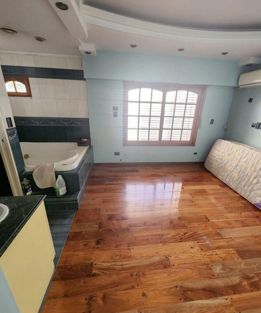 Foto de VENTA. Casa 6 ambientes. Con patio, terraza y garage. APTO CREDITO, imagen 1
