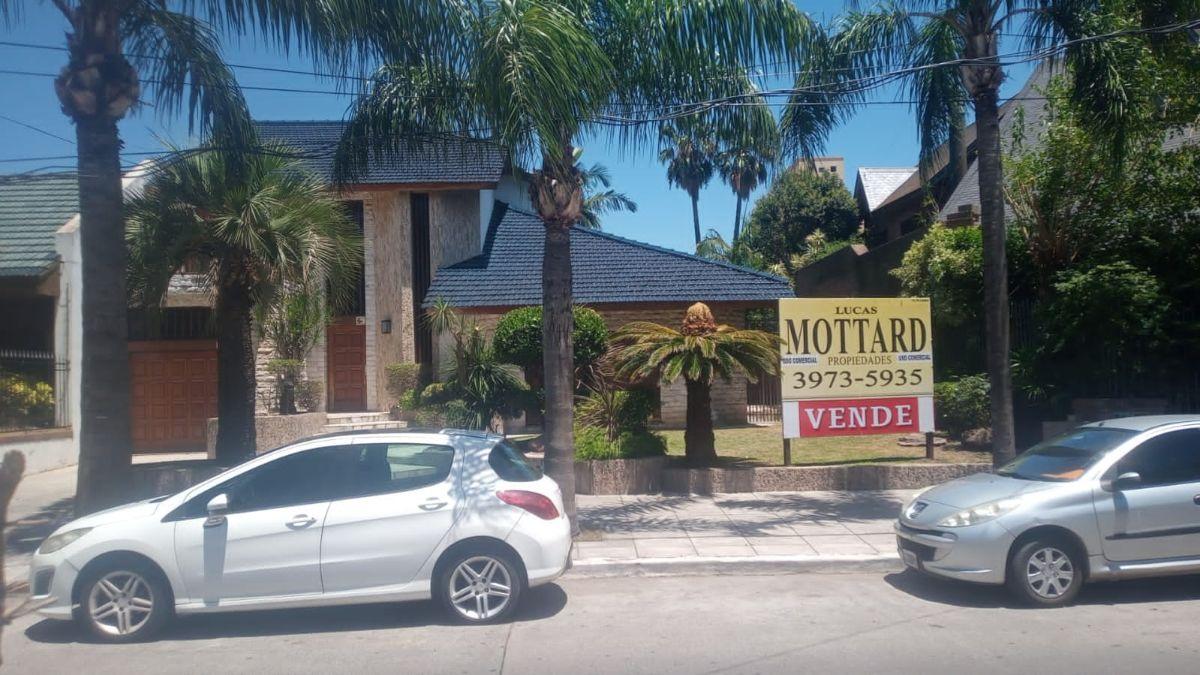 CASA EN VENTA 6 AMBIENTES CON COCHERA PASANTE - SAN JUSTO CENTRO