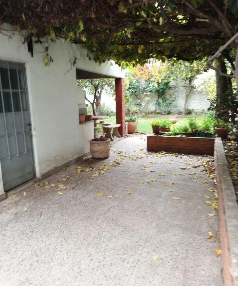 Casa con 300 m² de terreno y 2 dormitorios en venta en centro de San Justo 2