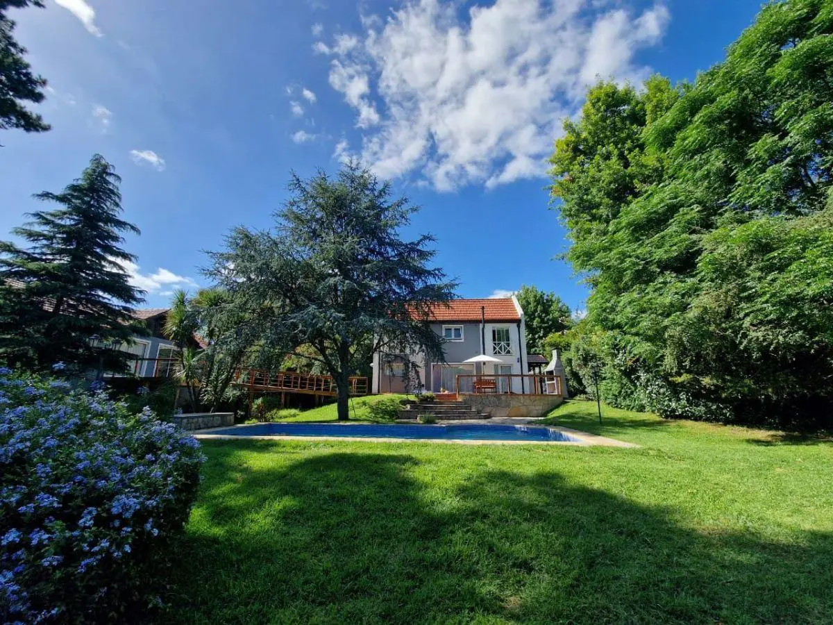 Casa con 1600 m² y 3 dormitorios en venta en Sierra de los Padres 2