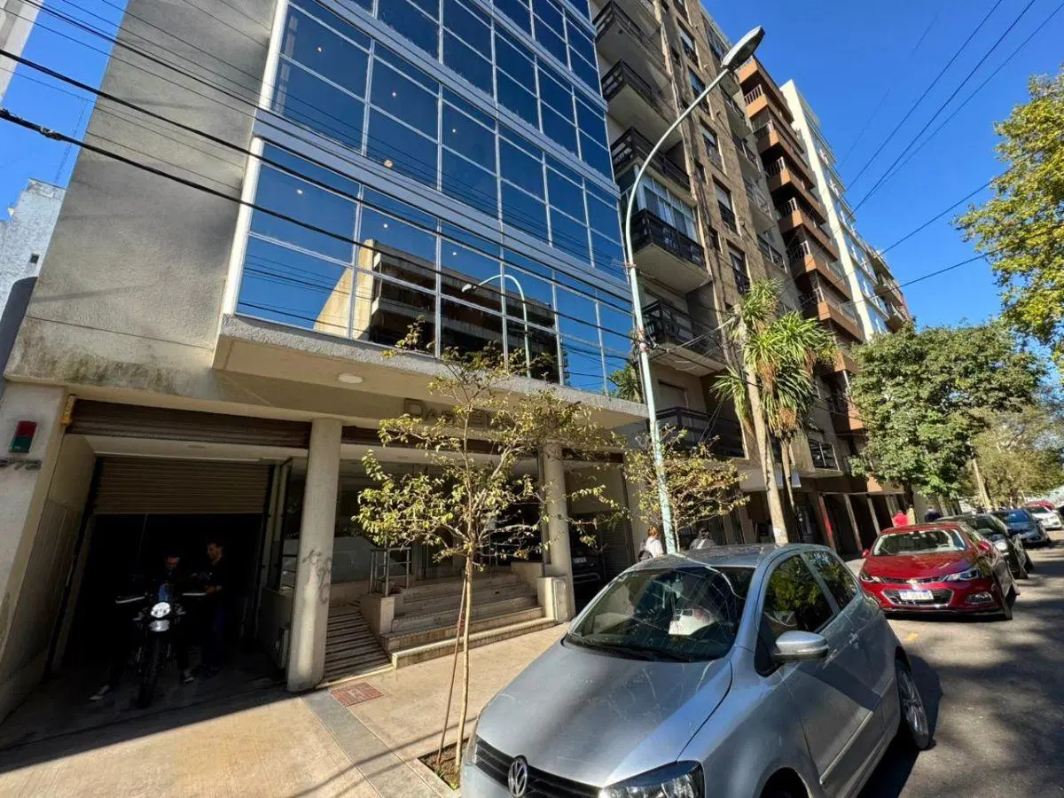 Oficina con cochera y quincho en venta 8