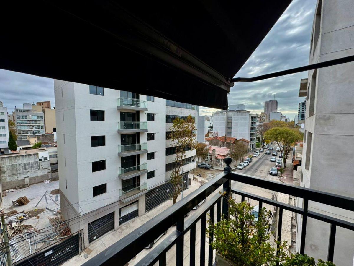 Foto de Venta Piso con tres habitaciones en suite y tres cocheras en Guemes, imagen 3