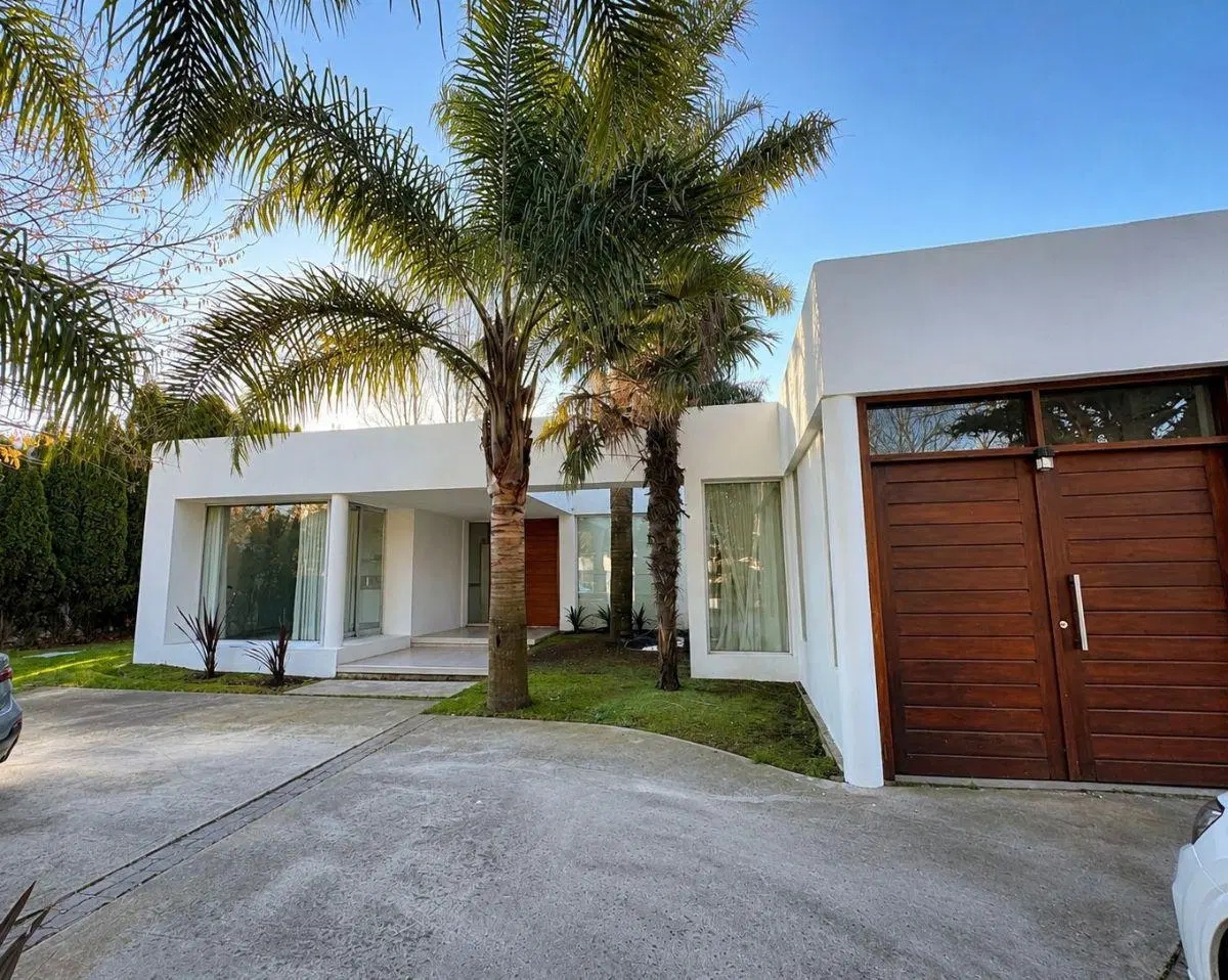 Casa en venta con piscina en Rumencó 3