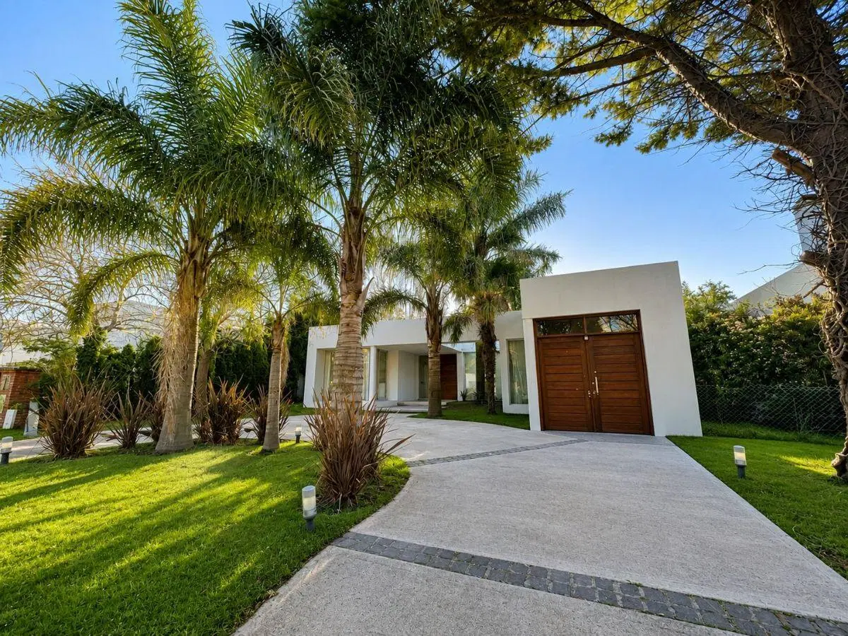 Casa en venta con piscina en Rumencó 2