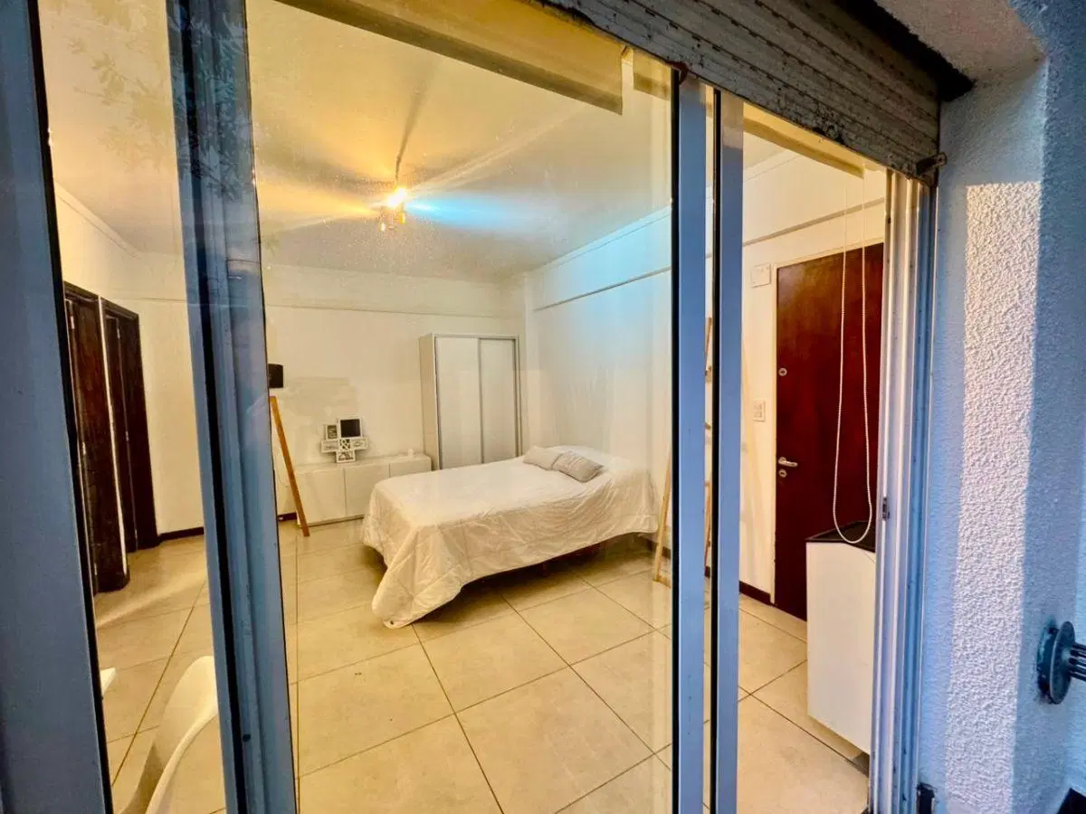 Monoambiente con patio en venta en Chauvín 1