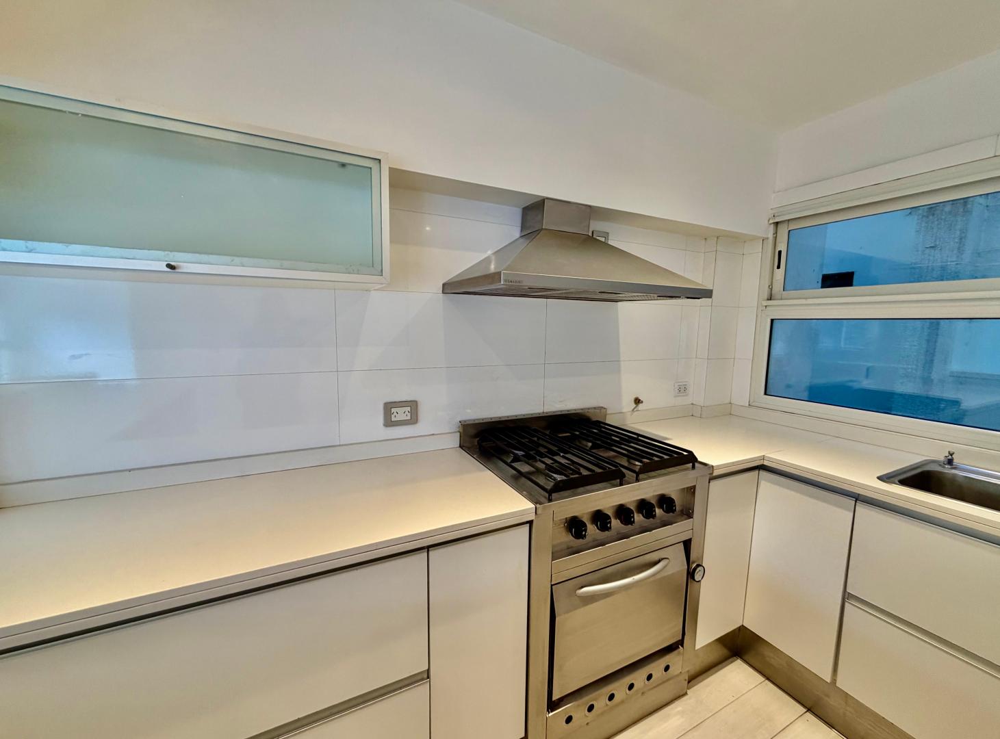 Foto de Piso en venta en Plaza Mitre con cochera y baulera bajas expensas, imagen 2