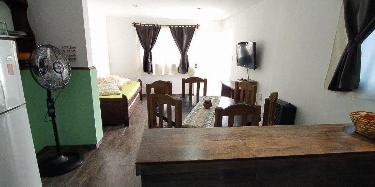 Casa + 3 departamentos con todos los servicios, Centro!