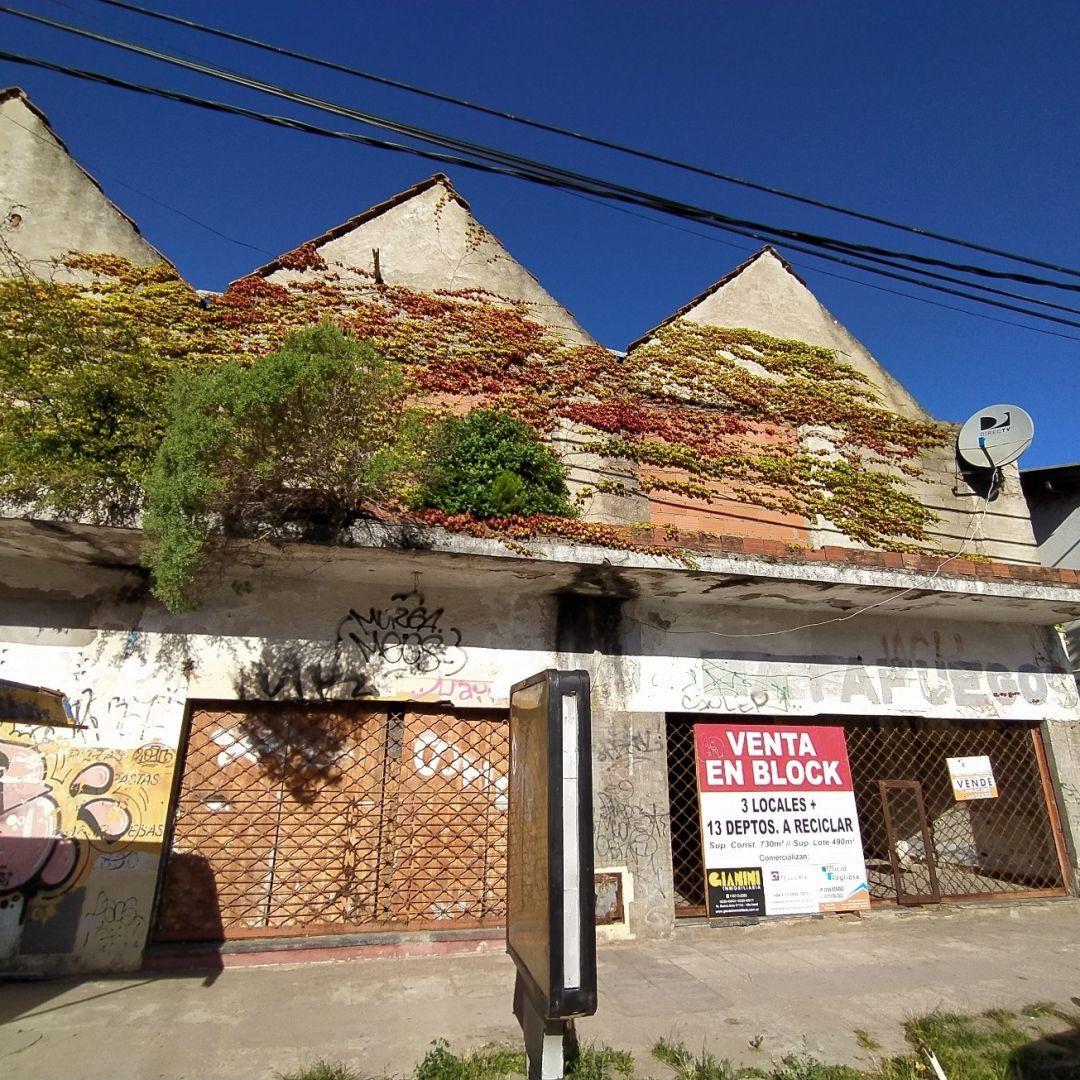 (PROPIEDAD SUSPENDIDA ) RETASADOVenta en Block 3 locales y13departamentos a reciclar