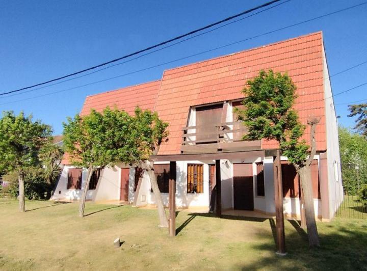 Venta y Alq Temp 3 amb 2 baños c/ patio prop, parque. Lumino