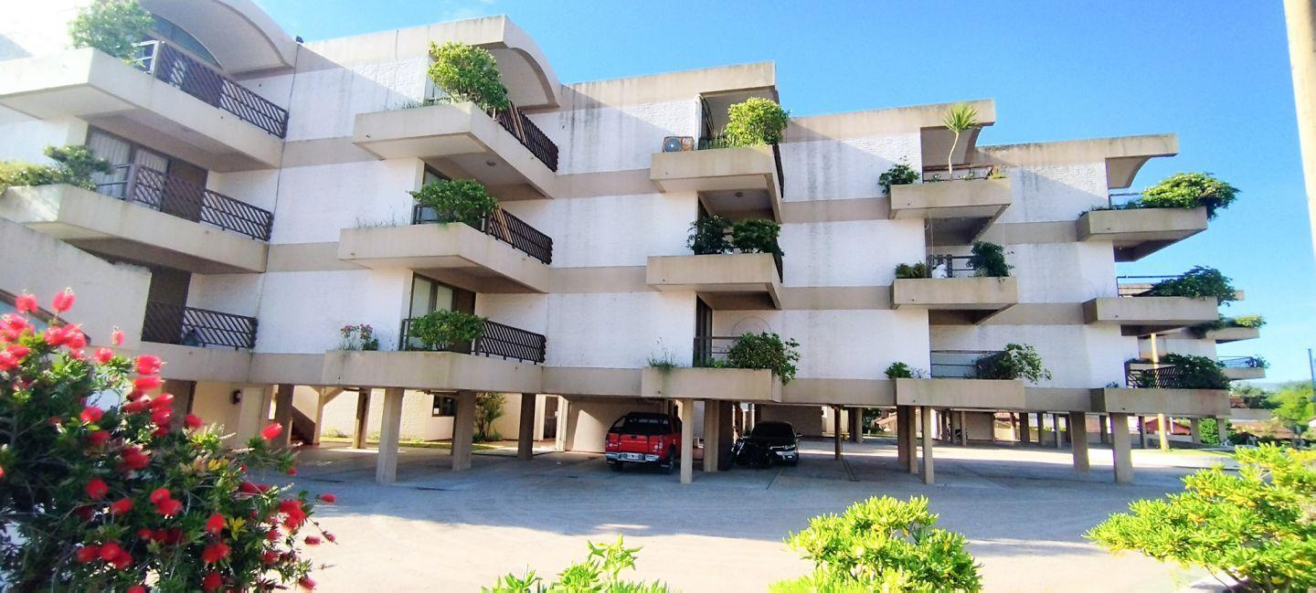 Foto de Venta excelente Dto 4 amb 3 baños cochera cubierta cancha de tenis, imagen 2