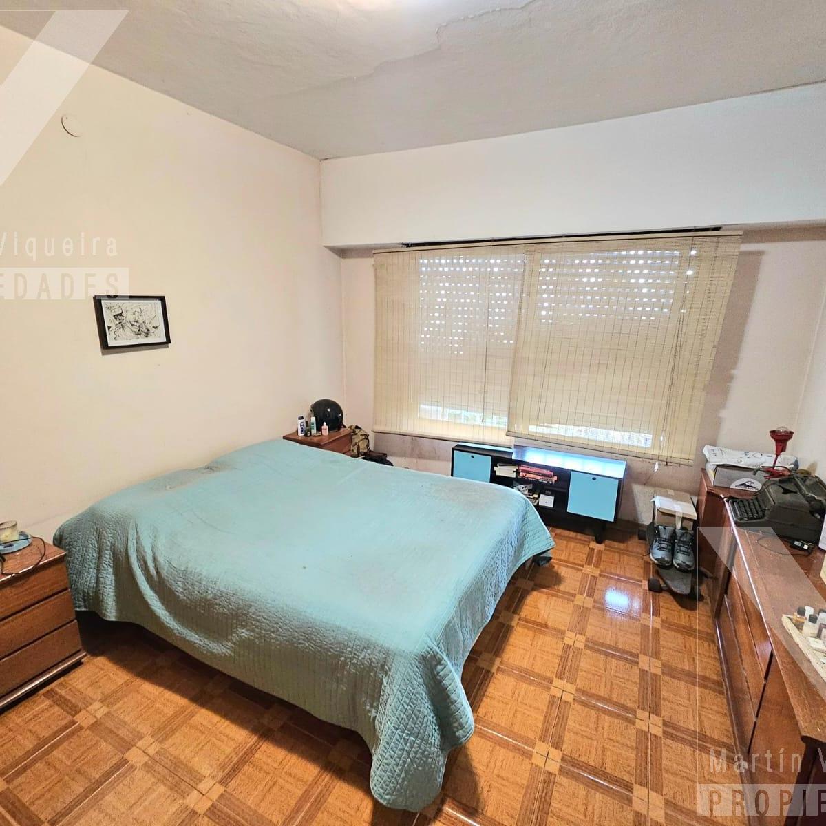 Casa de 4 ambientes, con fondo con jardín, terraza y espacio para 2 vehículos.