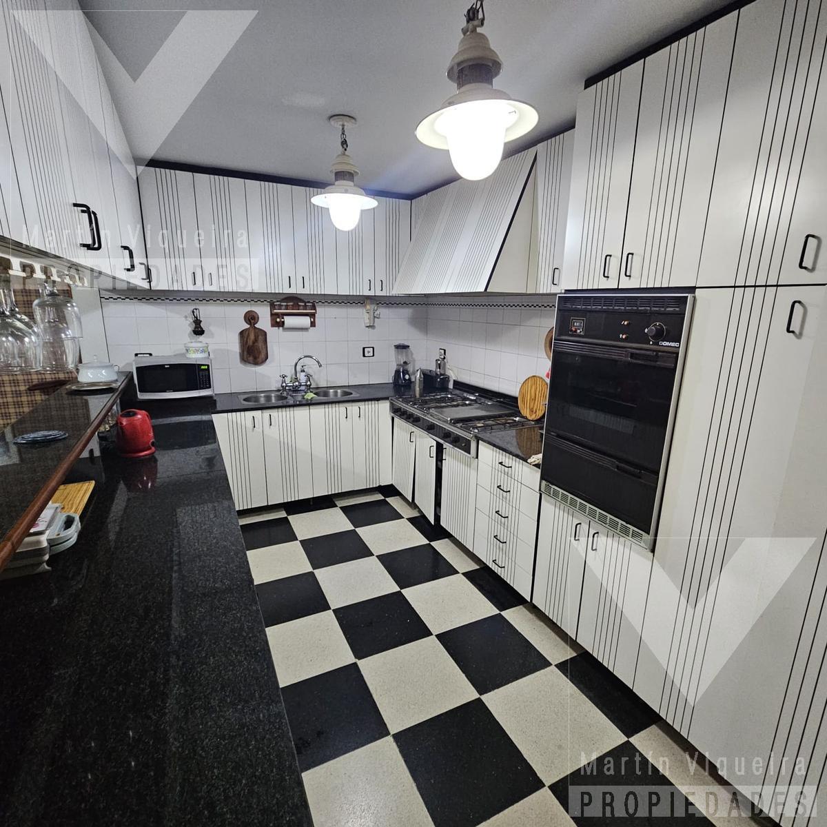 Casa en V. Crespo, 4 Dorm en Suite. Galería y Fondo de 135 m² 1