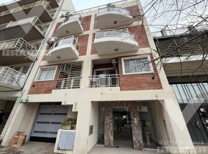 Departamento en alquiler con balcón y cochera cubierta y fija 2