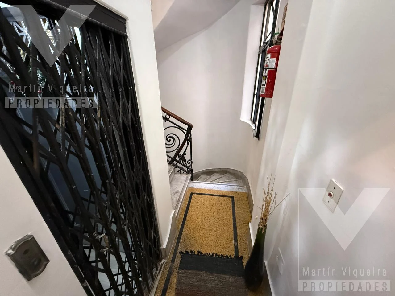 Foto de RETASADO!!! Piso de 90 m2 al frente. En Viamonte y Larrea. Zona, imagen 2