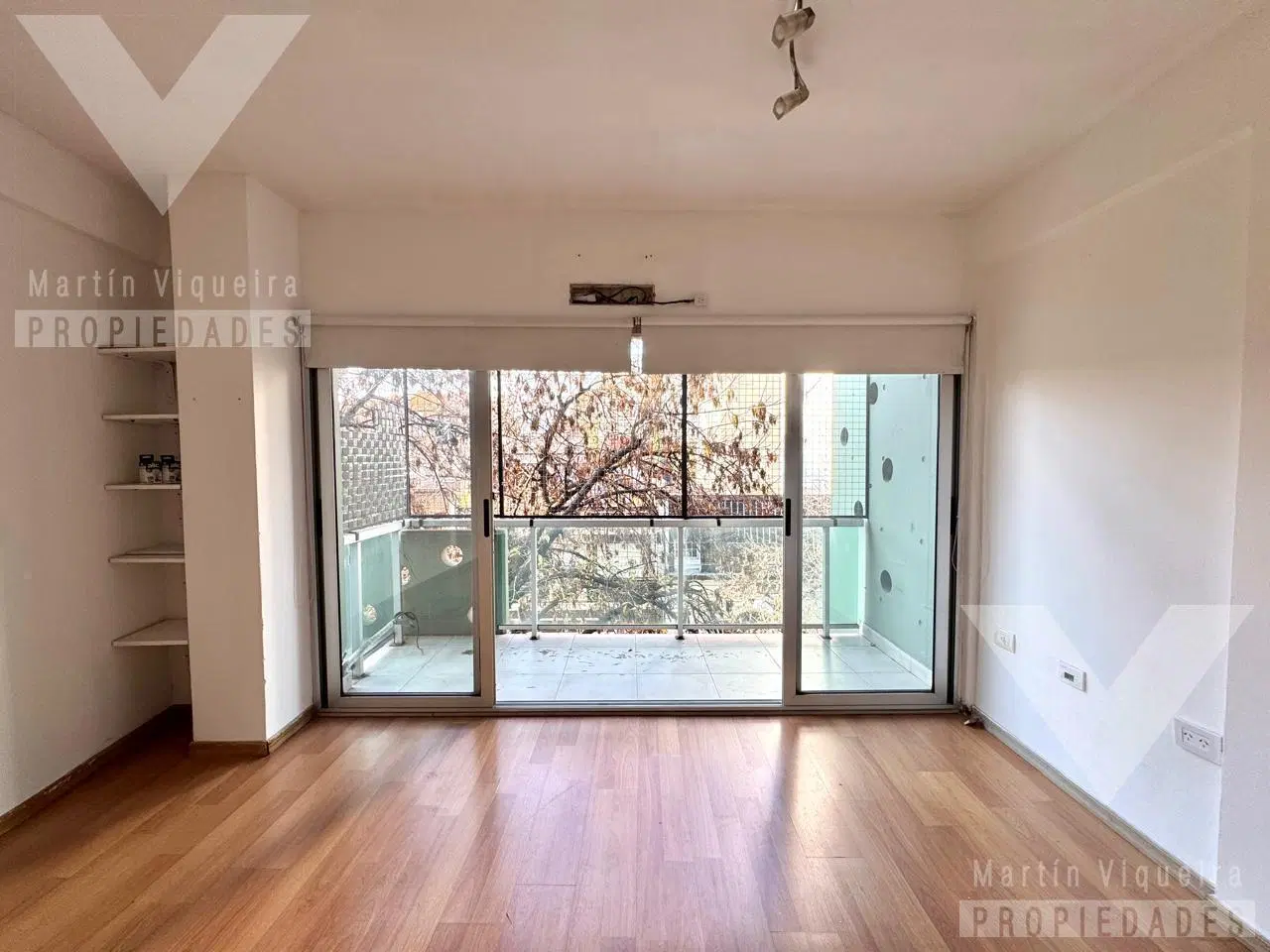 Departamento en alquiler con balcón al frente.  Vera y Juan B justo 5
