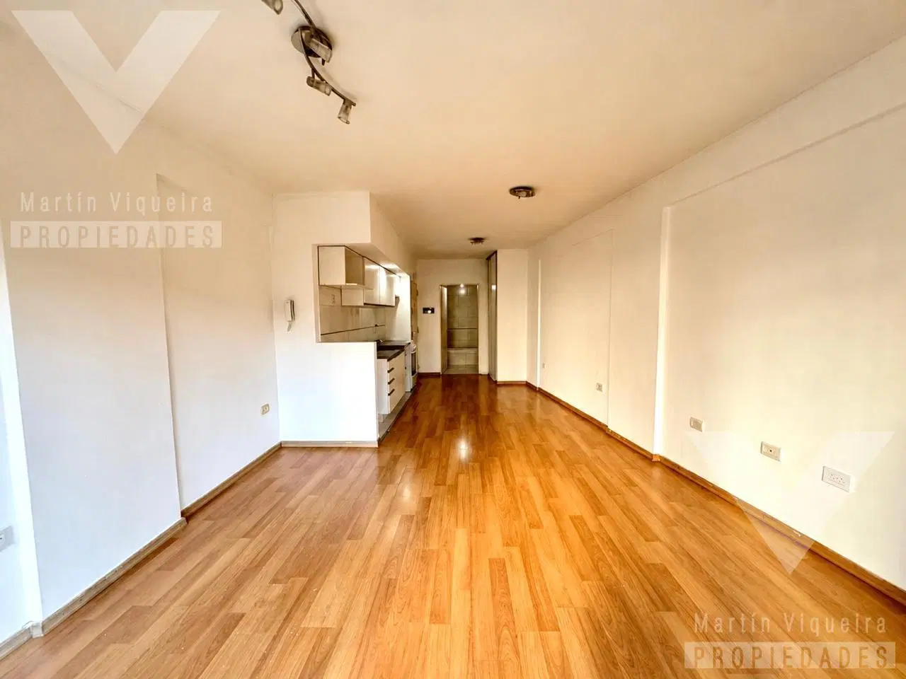 Departamento en alquiler con balcón al frente.  Vera y Juan B justo 3