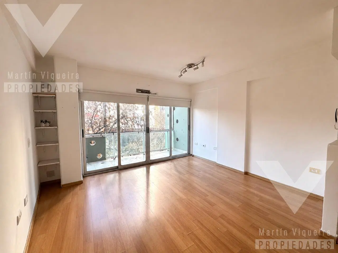 Departamento en alquiler con balcón al frente.  Vera y Juan B justo 2