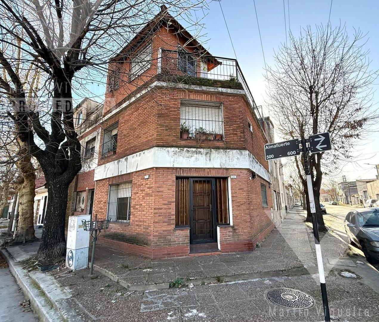 CASA EN ESQUINA CON TERRAZA Y GRAN POTENCIAL DE RECICLAJE