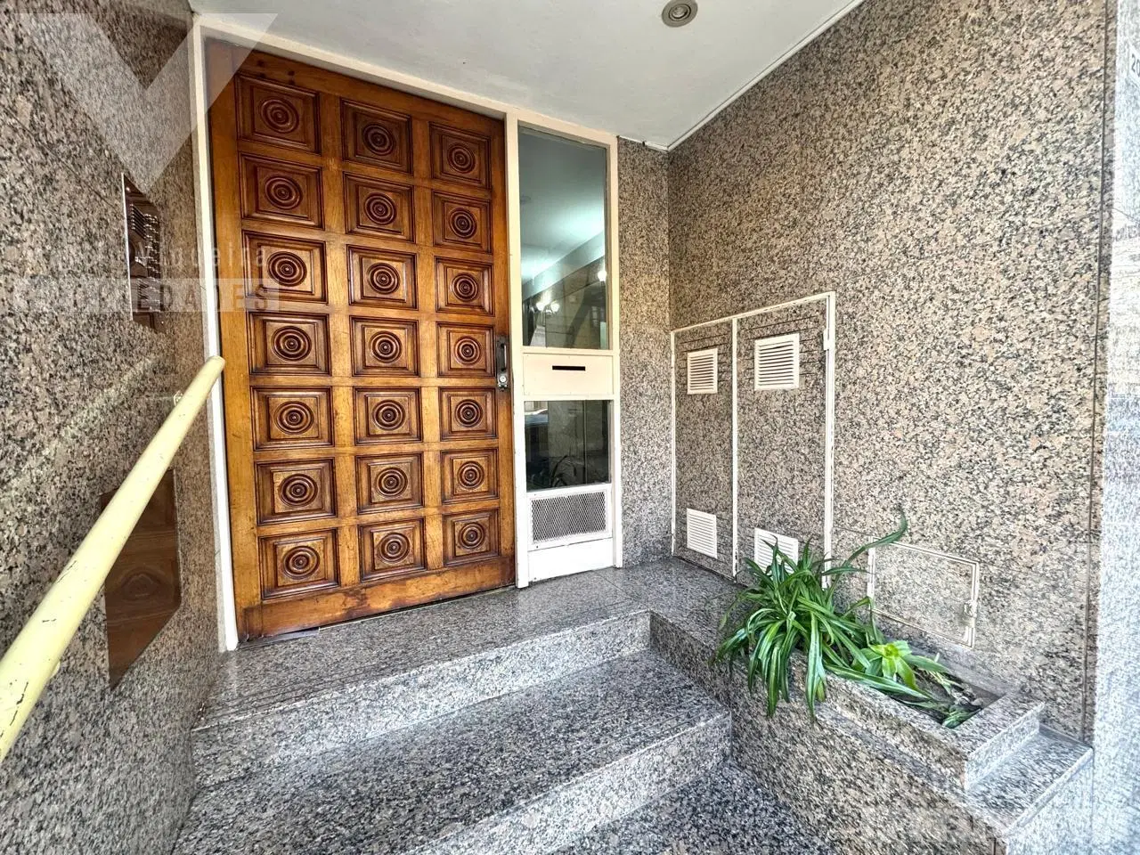 Departamento de dos ambientes en Flores con balcón, sol y vista abierta 3
