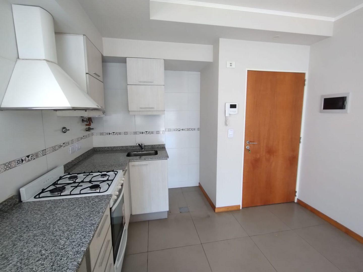 Foto de DEPARTAMENTO 2 AMBIENTES CON BALCON EN FLORES, imagen 2