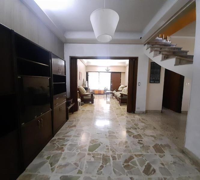 Casa 6 Ambientes - Cochera Doble - Parque Parrilla - Excelente Estado 2