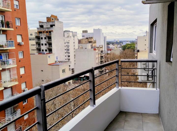 Dueño alquila dos ambientes con cochera fija, impecable, luz y sol 3