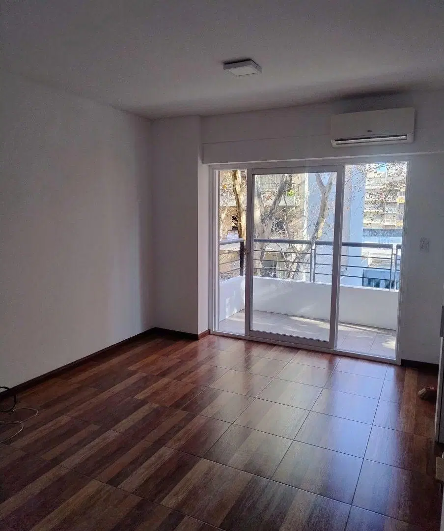 Dueño alquila departamento 2 ambientes al frente con cochera fija 2
