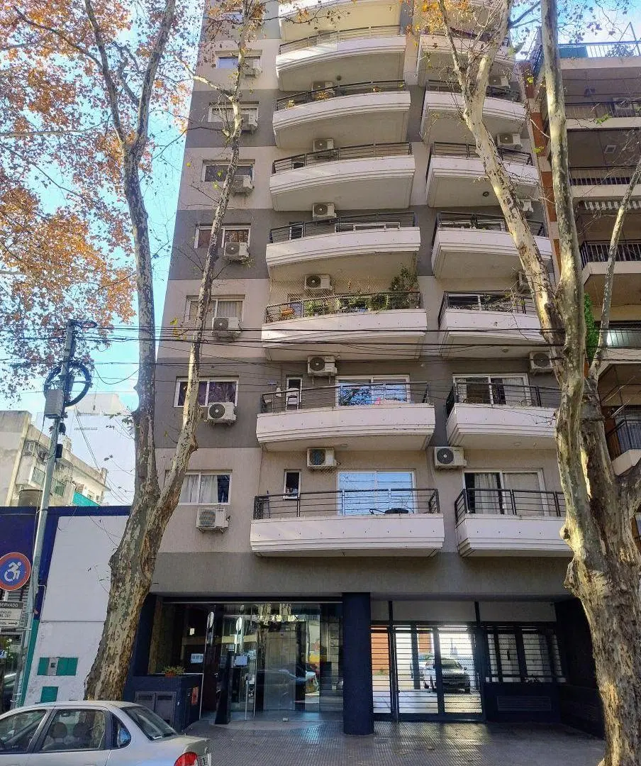 Dueño alquila departamento 2 ambientes al frente con cochera fija 3