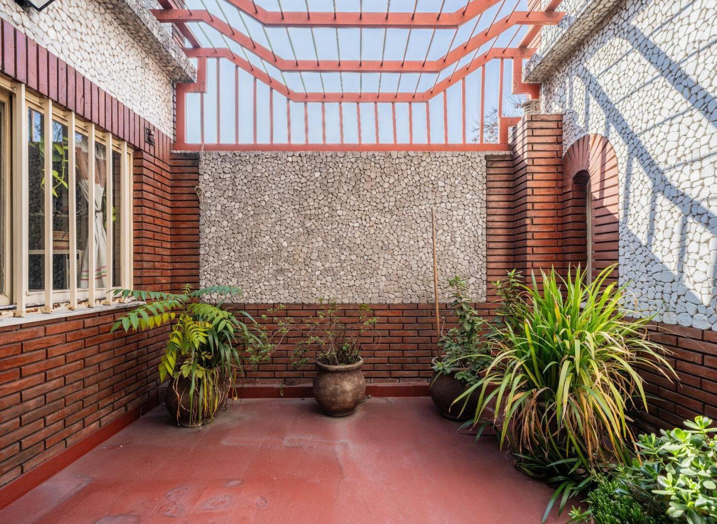 VENTA. CASA. 5 AMBIENTES. PATIO. LOCAL. TERRAZA. VILLA LUGANO.