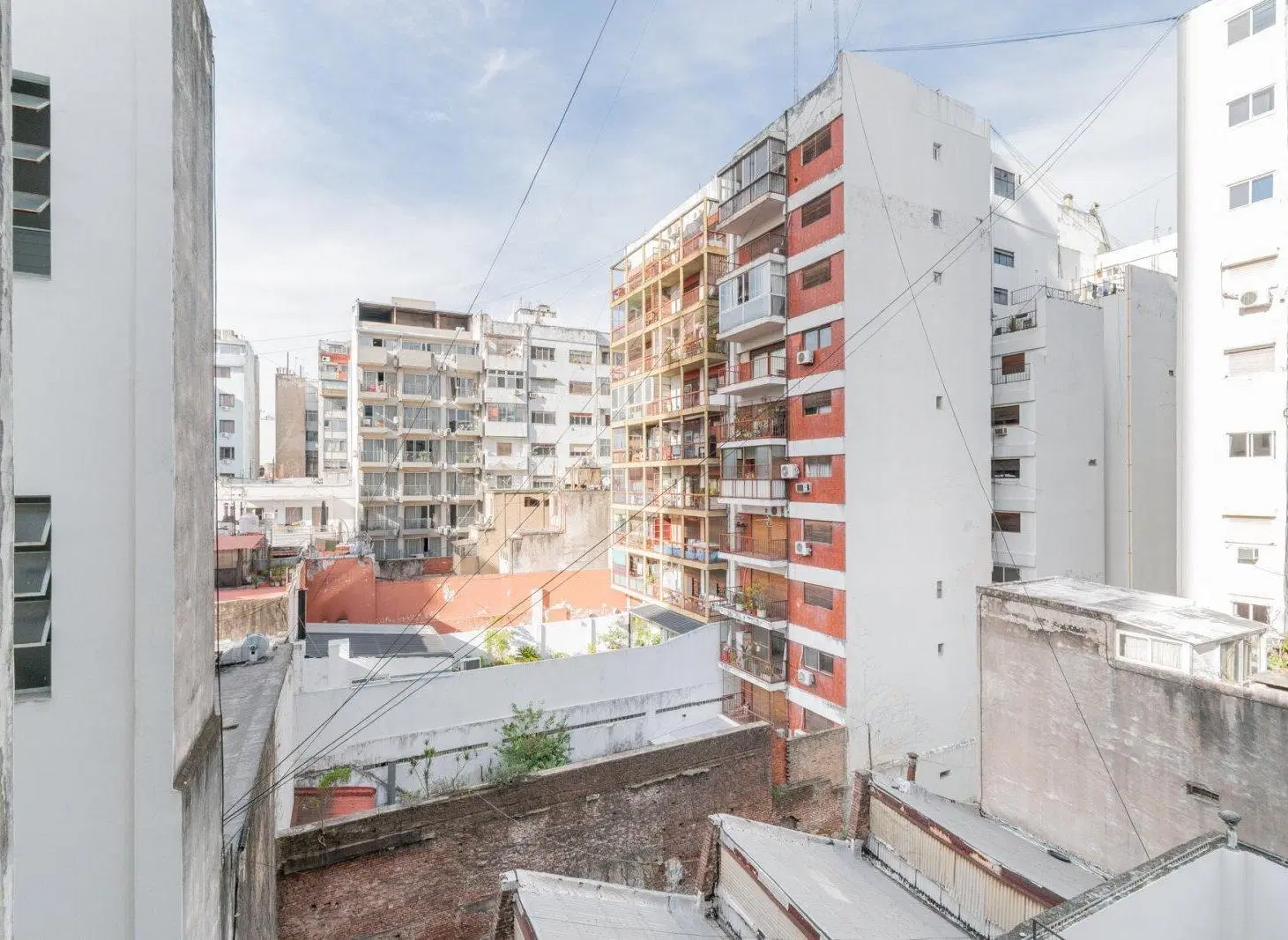 Departamento cuatro ambientes. Semi piso con balcón. Luminoso. Conectividad 1