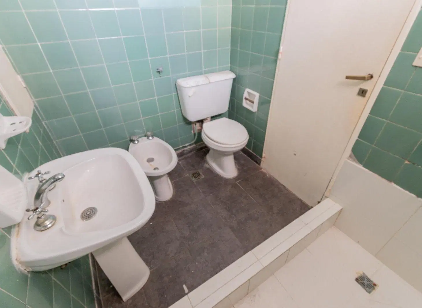 Departamento cuatro ambientes. Semi piso con balcón. Luminoso. Conectividad 5