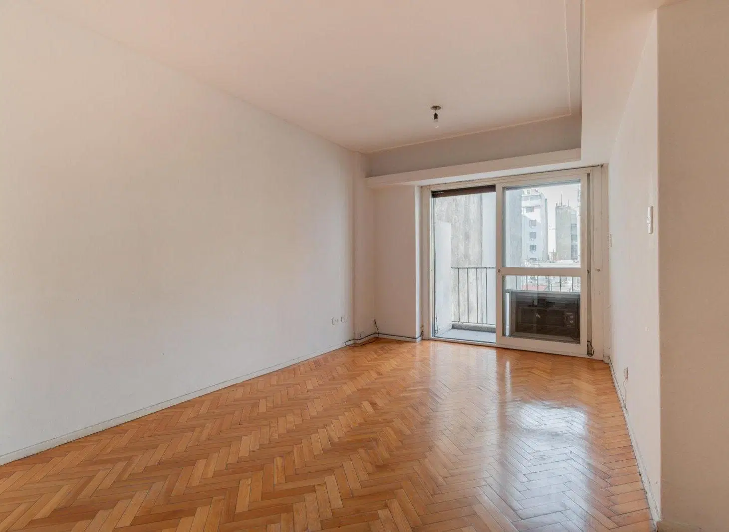 Departamento cuatro ambientes. Semi piso con balcón. Luminoso. Conectividad 2
