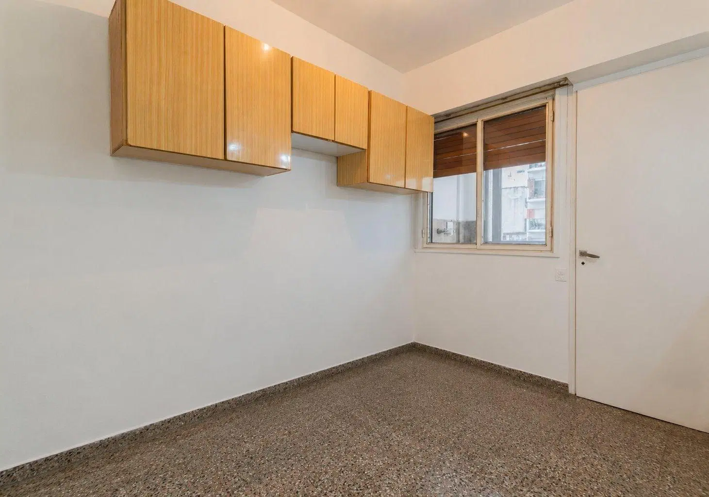 Departamento cuatro ambientes. Semi piso con balcón. Luminoso. Conectividad 5