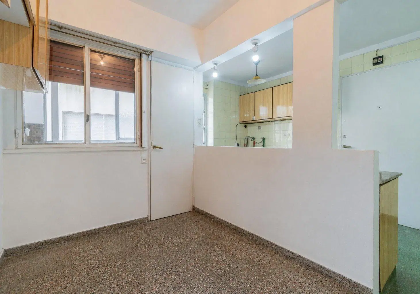 Departamento cuatro ambientes. Semi piso con balcón. Luminoso. Conectividad 3