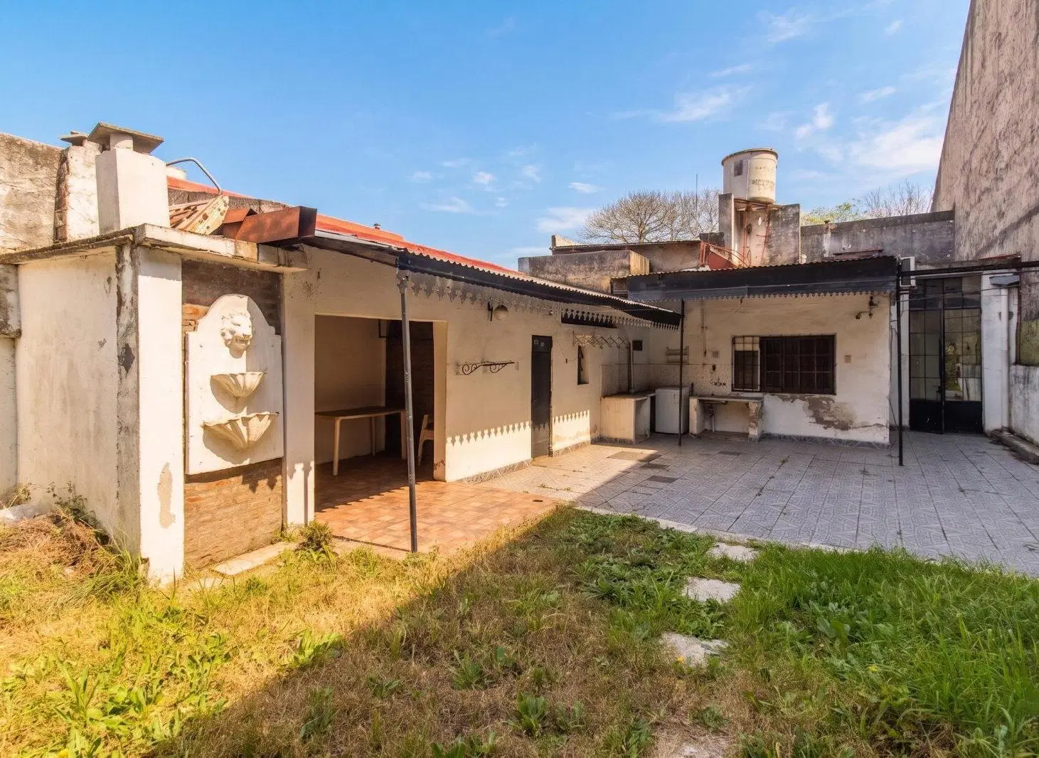 VENTA. CASA 5 AMBIENTES. JARDÍN. QUINCHO. COCHERA. FLORES 5
