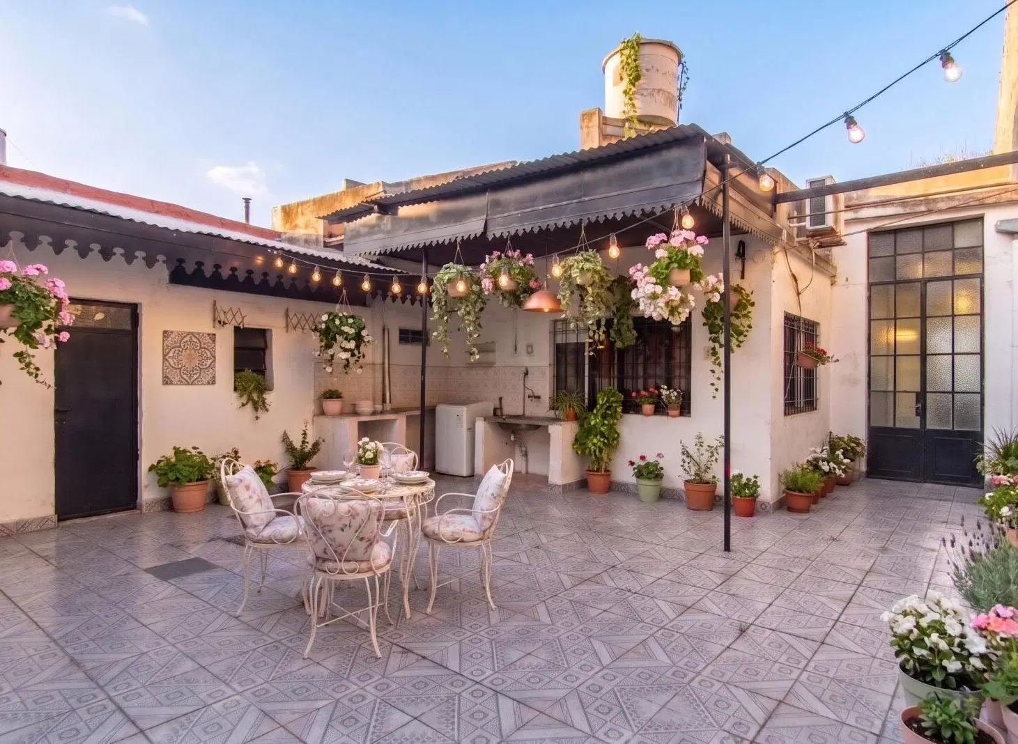 VENTA. CASA 5 AMBIENTES. JARDÍN. QUINCHO. COCHERA. FLORES 4