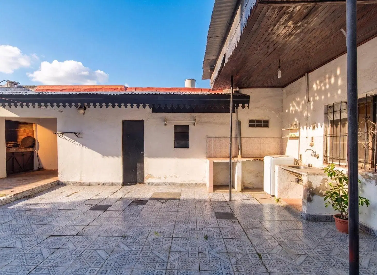 VENTA. CASA 5 AMBIENTES. JARDÍN. QUINCHO. COCHERA. FLORES 3