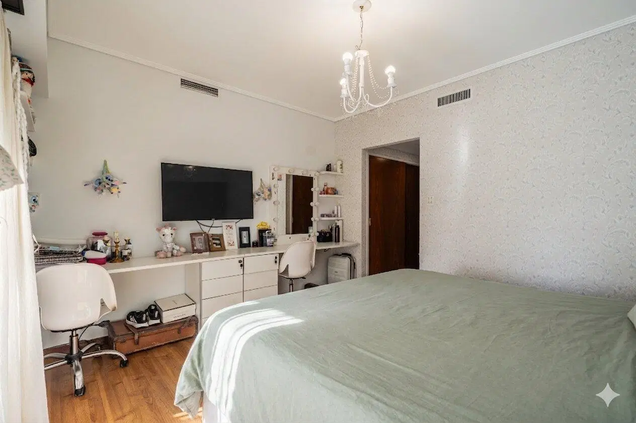Gran balcón aterrazado. Jacuzzi· Quincho. Parrilla· 2 Master Suites. Escritorio· 3 cocheras fijas · 2
