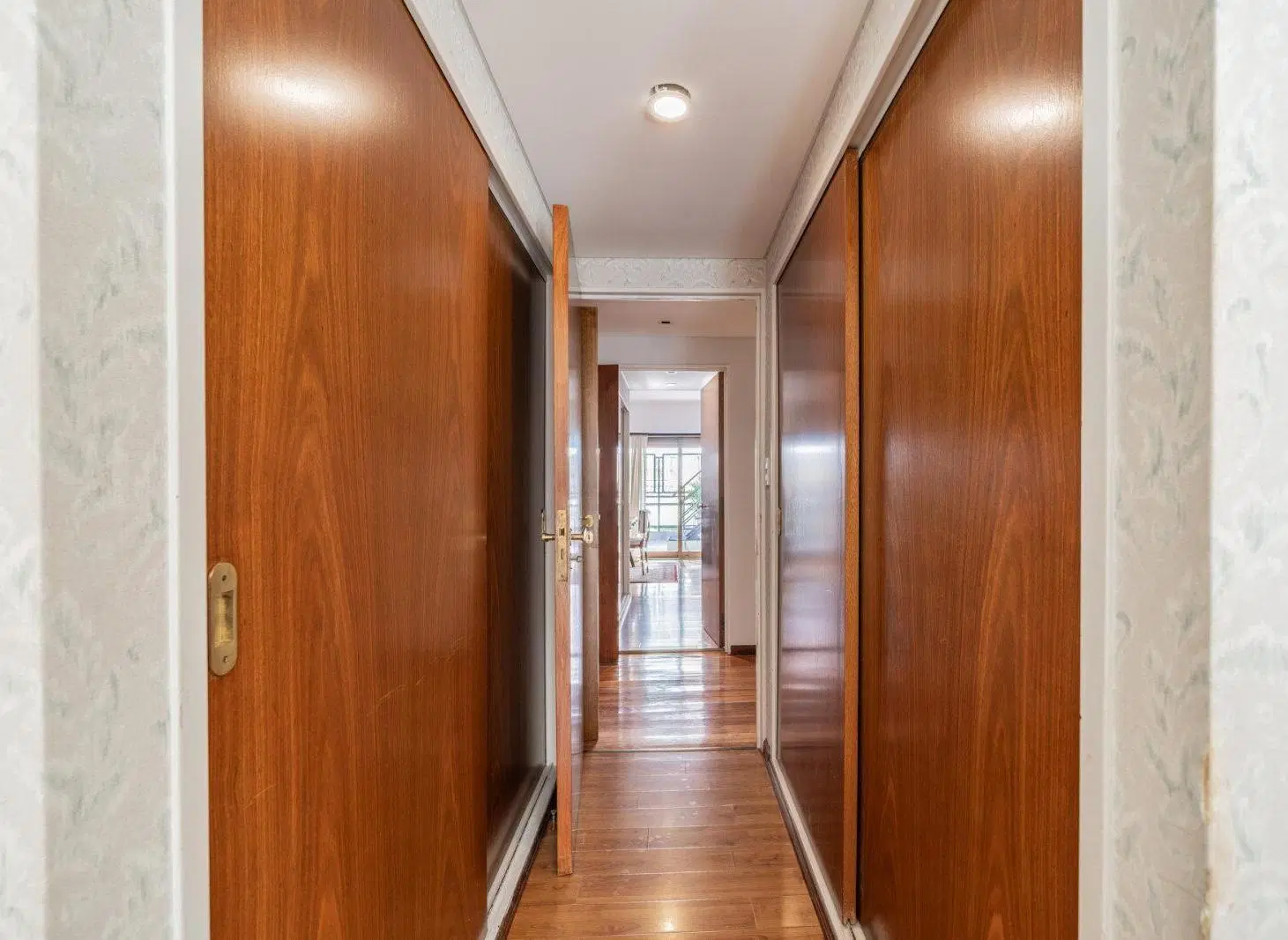 Gran balcón aterrazado. Jacuzzi· Quincho. Parrilla· 2 Master Suites. Escritorio· 3 cocheras fijas · 3