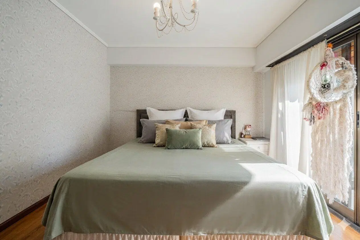 Gran balcón aterrazado. Jacuzzi· Quincho. Parrilla· 2 Master Suites. Escritorio· 3 cocheras fijas · 1