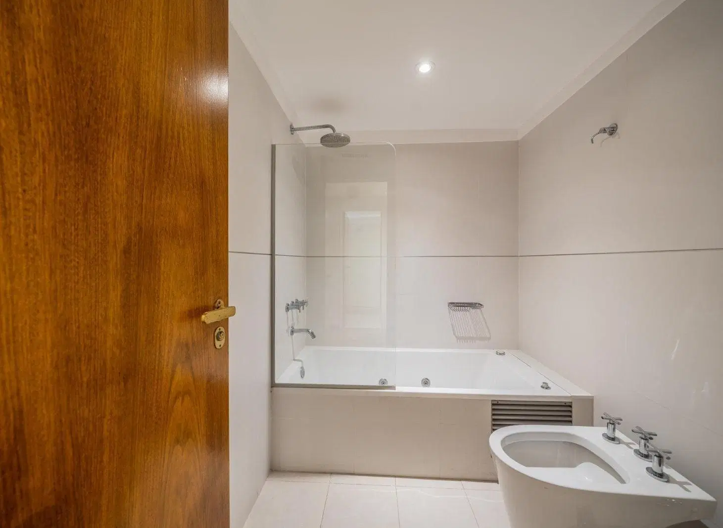 Gran balcón aterrazado. Jacuzzi· Quincho. Parrilla· 2 Master Suites. Escritorio· 3 cocheras fijas · 8