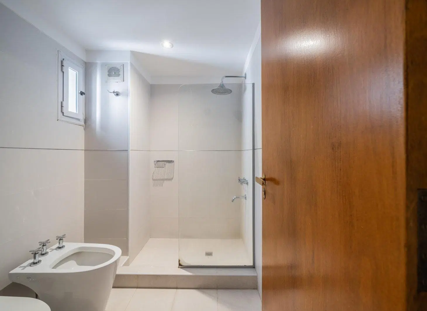 Gran balcón aterrazado. Jacuzzi· Quincho. Parrilla· 2 Master Suites. Escritorio· 3 cocheras fijas · 4