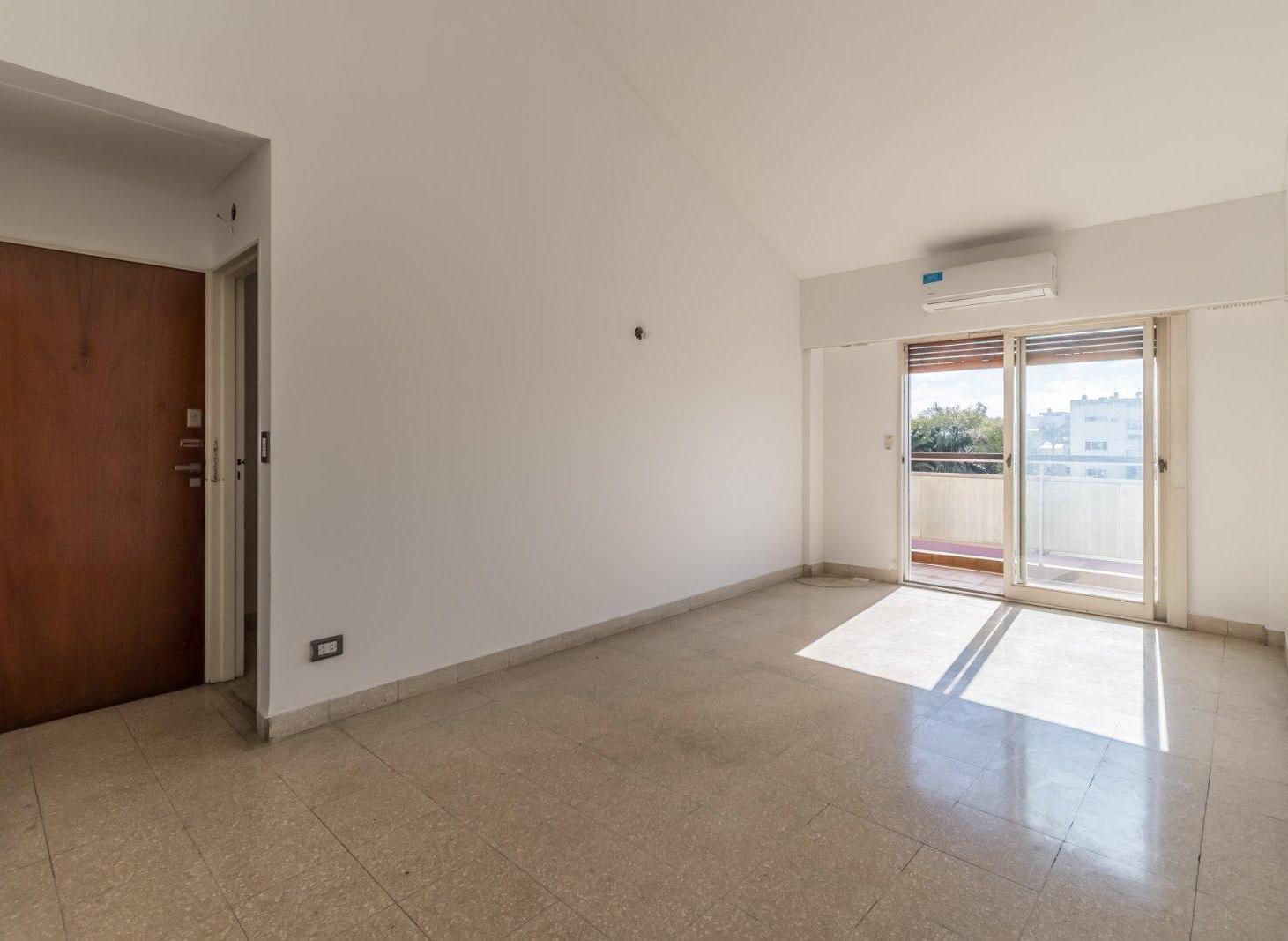 Foto de EN VENTA. 2 AMBIENTES + COCHERA CUBIERTA. LUMINOSO. VILLA SANTA RITA., imagen 2
