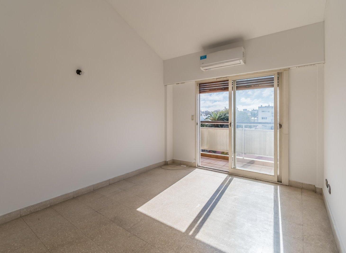 Foto de EN VENTA. 2 AMBIENTES + COCHERA CUBIERTA. LUMINOSO. VILLA SANTA RITA., imagen 1