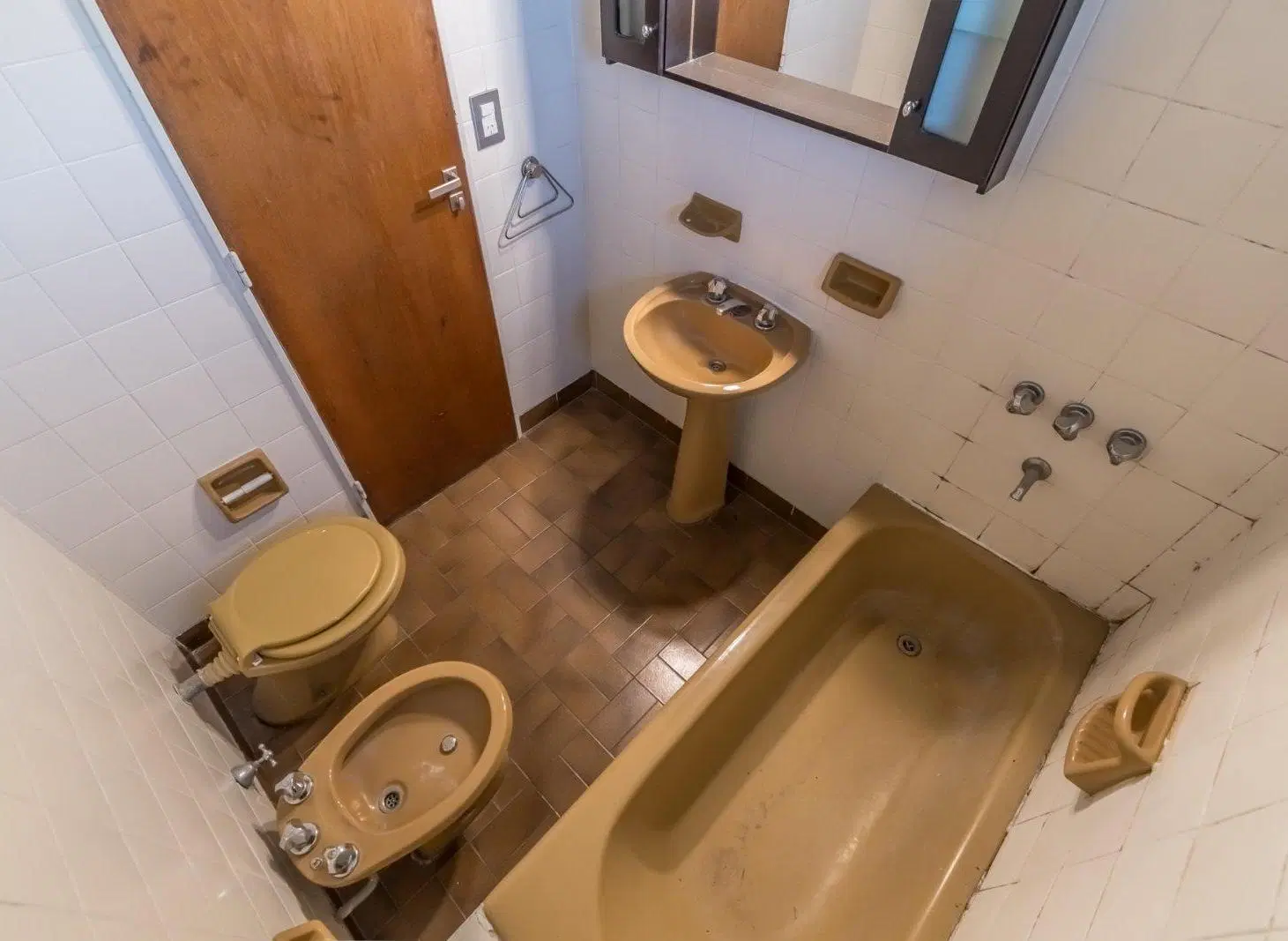 EN VENTA. 2 AMBIENTES + COCHERA CUBIERTA. LUMINOSO. VILLA SANTA RITA. 8