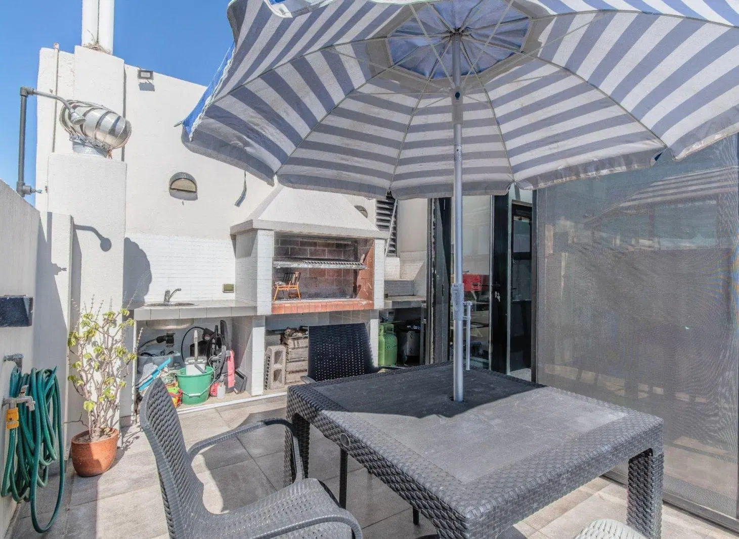 EN VENTA. VILLA URQUIZA. TRIPLEX 10° PISO. 3 AMB. TERRAZA PROPIA CON PARRILLA. 5