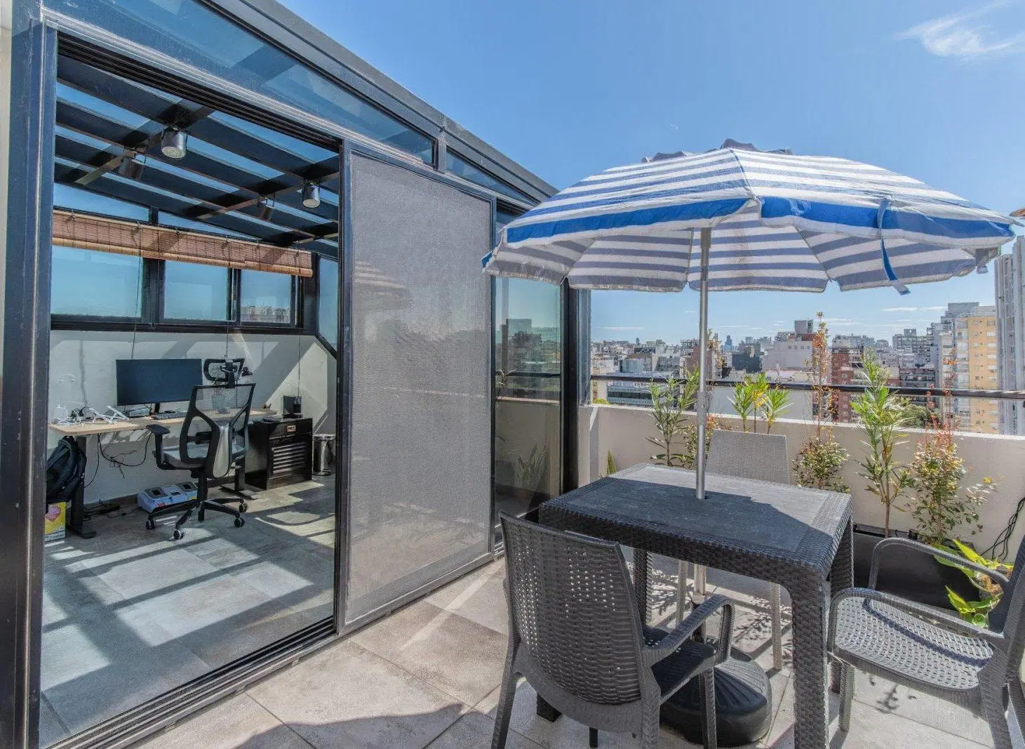 EN VENTA. VILLA URQUIZA. TRIPLEX 10° PISO. 3 AMB. TERRAZA PROPIA CON PARRILLA. 2